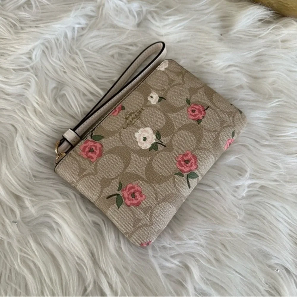 Corner Zip Wristlet In Signature Canvas With Floral Print